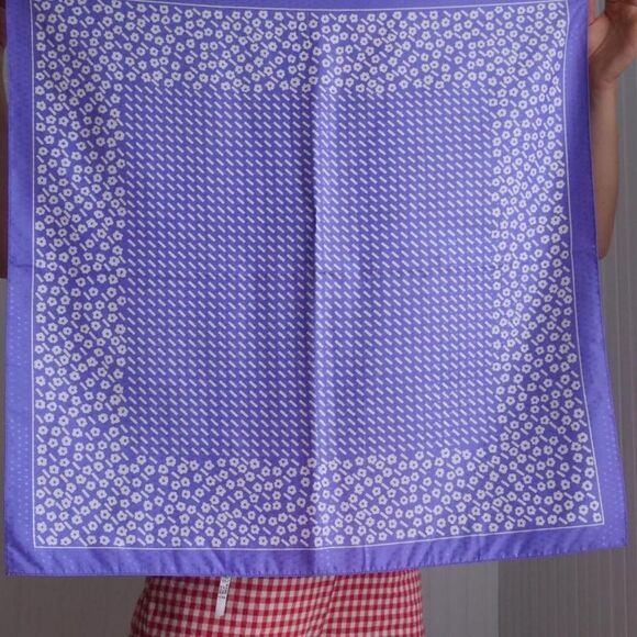 Vintage silk scarf in a periwinkle blue with floral print - Picture 1 of 6